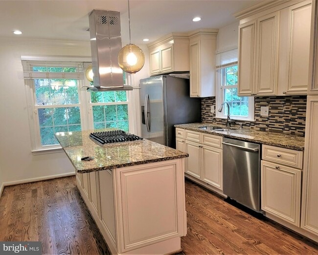Building Photo - 9446 Cloverdale Ct