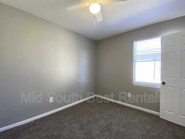 Building Photo - 3923 Oakshire St