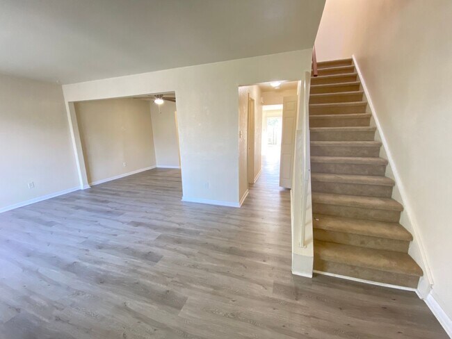 Building Photo - Spacious, Renovated Townhouse for Rent in ...