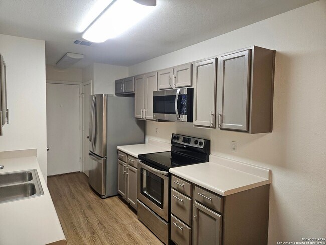 Building Photo - Gated Community Near Medical Center