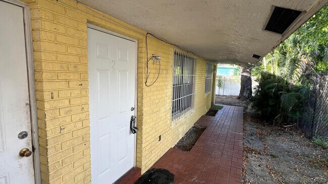 Foto del edificio - 2421 NW 8th Pl
