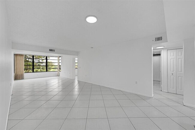 Foto del edificio - 1703 Whitehall Dr