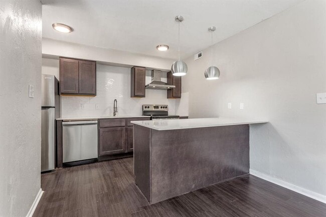 Building Photo - 2810 Dorchester Dr