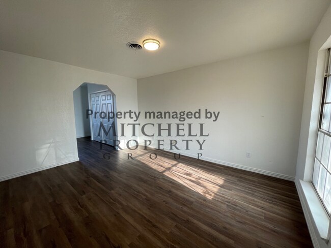 Building Photo - Gorgeous completely remodeled 3 bedroom 1 ...