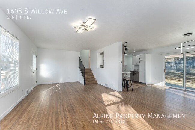 Building Photo - Newly Remodeled 4 Bed/1.5 Bath Home For Rent!