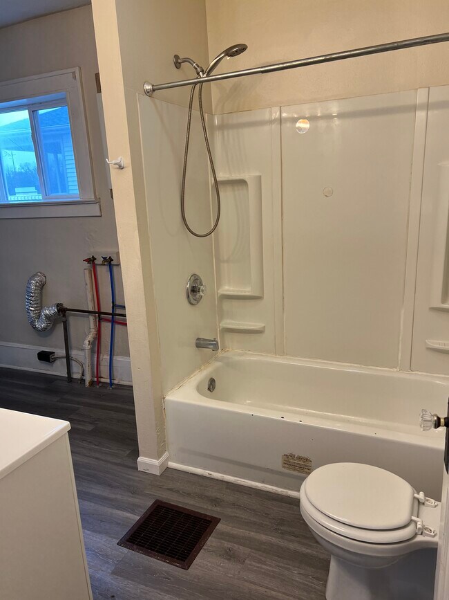 Bathroom - 506 N Cochran Ave