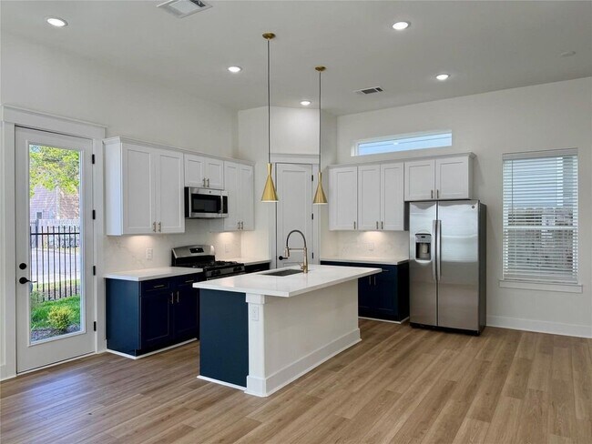Foto del edificio - 8909 Laverne Shumard Ln