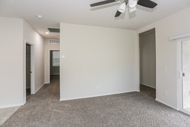 Foto del edificio - 7660 W Florence Ave