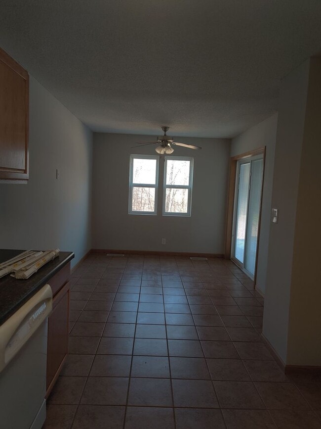 Building Photo - Charming Townhome with Spacious Yard