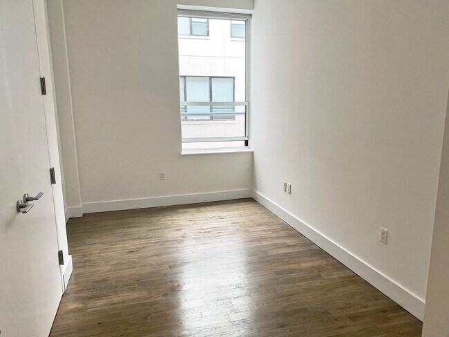 Building Photo - 416 W 52nd St