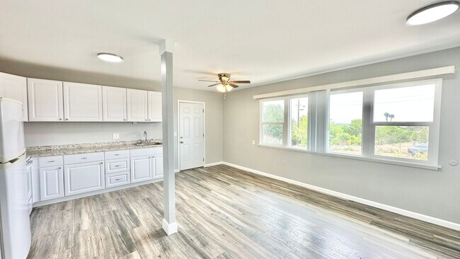 Building Photo - Beautiful Guest House Unit, Newer Construc...