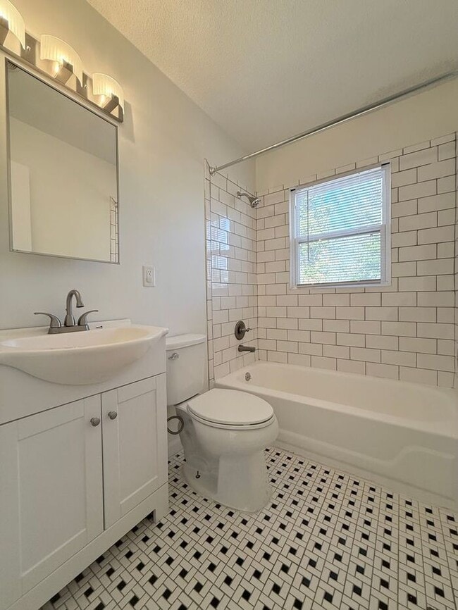 Foto del edificio - Adorable 2 bed 1 Bath Apartments off Gorman St!
