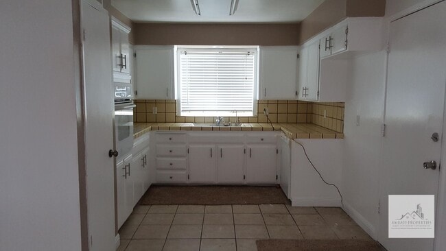 Building Photo - Beautiful 3 bedroom 2 bath with pool