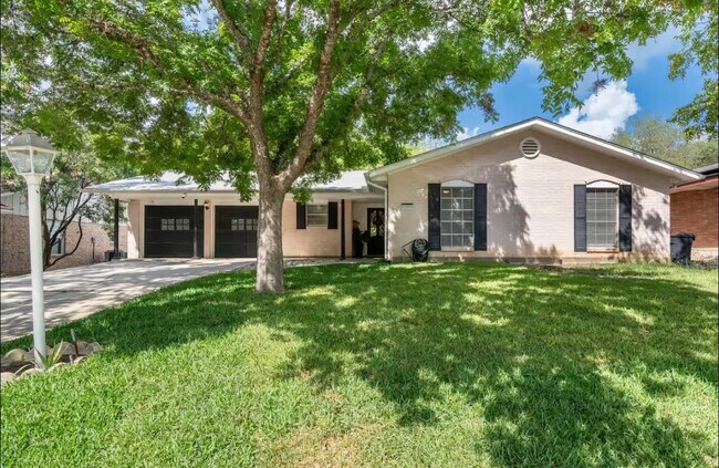Foto del edificio - Room in House on Burr Oak Dr