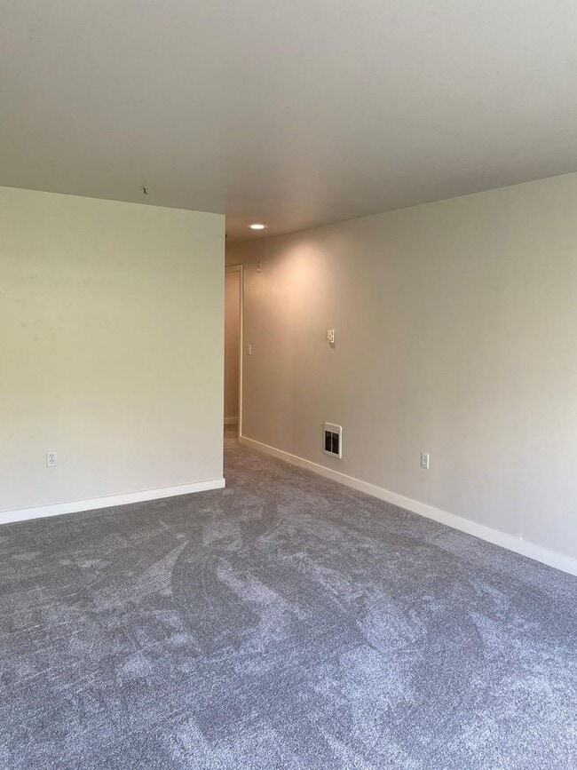 Building Photo - Spacious Seattle Condo - $2,500