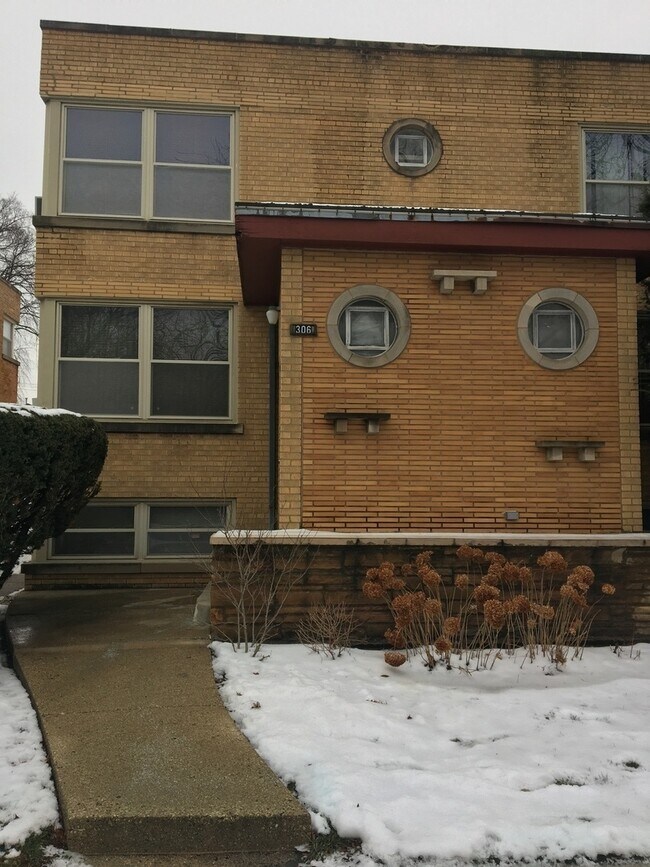Building Photo - 306 S Austin Blvd