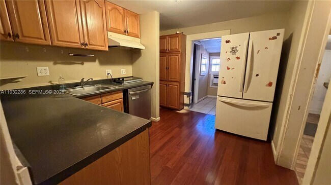 Foto del edificio - 329 NE 58th St