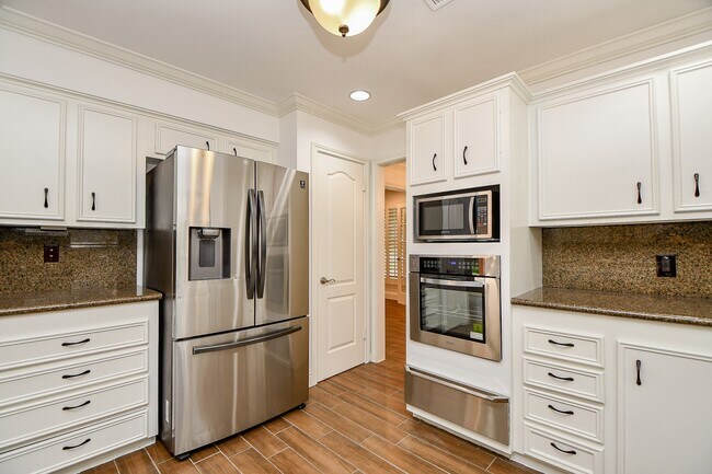 Foto del edificio - 7506 Creekwood Dr