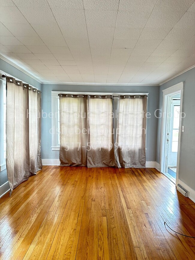 Building Photo - 302 N Hayford Ave