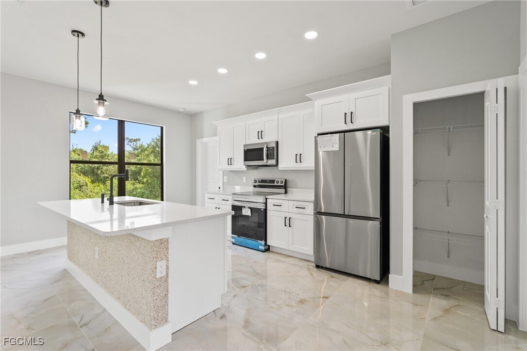 Foto principal - 907 W 9th St