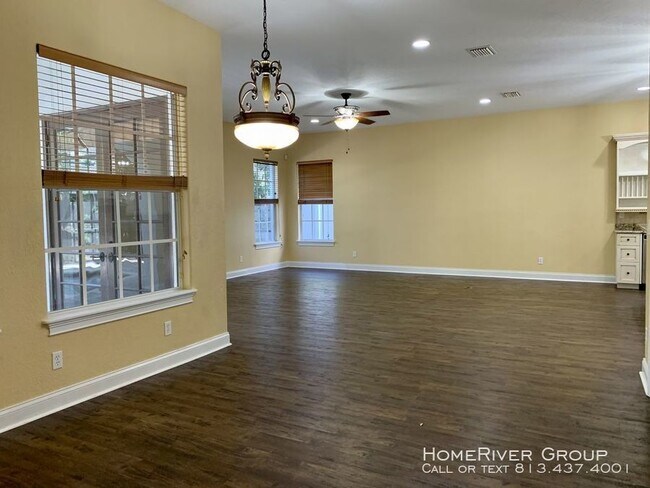 Foto del edificio - BEAUTIFUL 4 BEDROOM POOL HOME