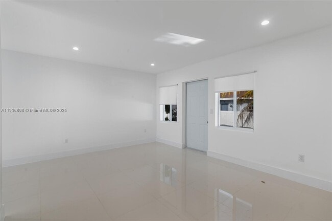 Foto del edificio - 540 NE 67th St