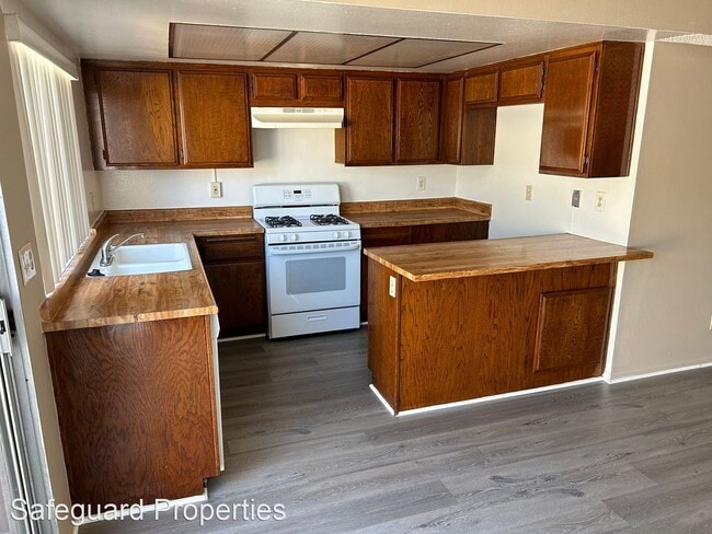 Building Photo - 2 br, 1.5 bath House - 16126 Cornuta Ave. ...