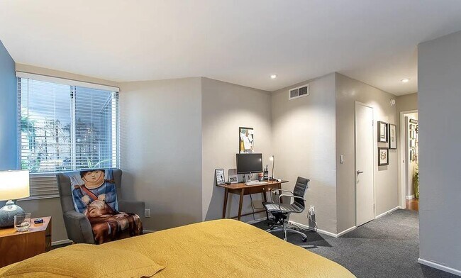 Foto del edificio - 8530 Holloway Dr