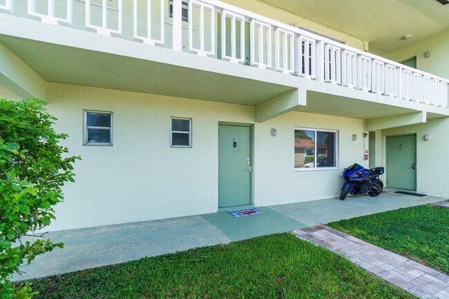 Foto del edificio - 658 NE 6th Ct