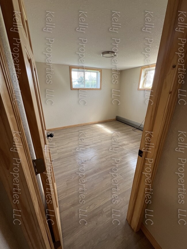 Building Photo - 829 5th St SE