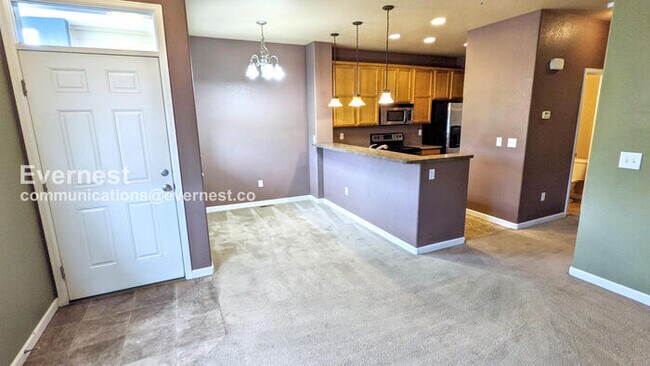 Foto del edificio - 3 Bed/2 Bath Townhome with Garage / Availa...