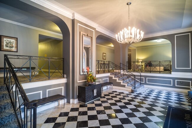 Building Photo - Woodley Park 1BR 1BA Plus Den Across from ...