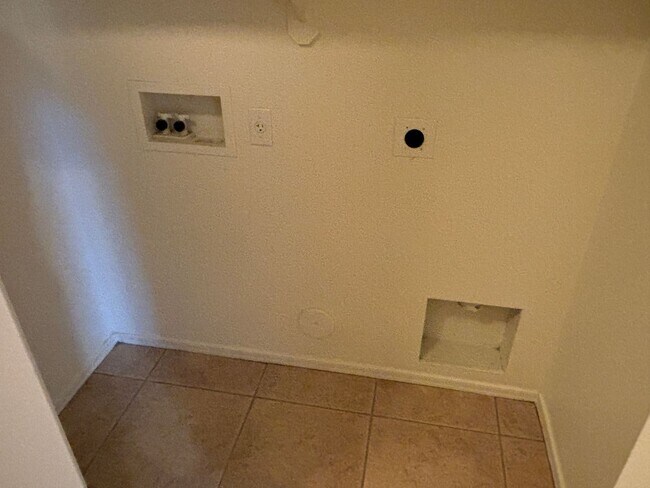 Building Photo - Excellent 2 Bedroom, 2 Bath Single Story H...
