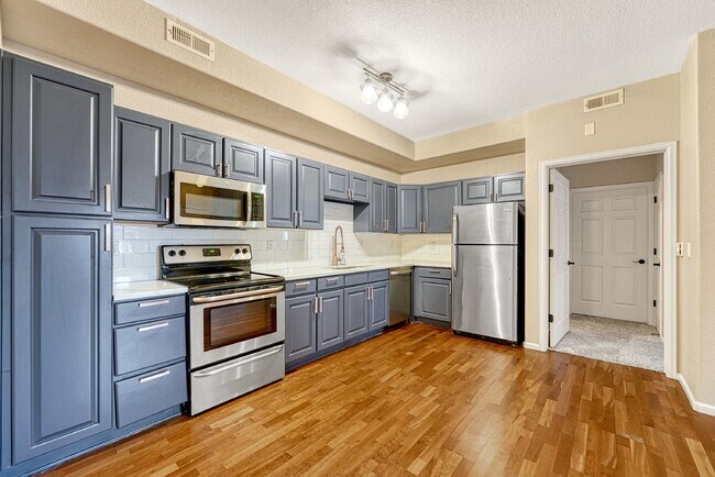 Building Photo - $2,040.95, 2 bed, 2 bath Condo located in Aurora with Central AC and In Unit Laundry
