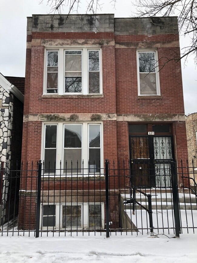Building Photo - 827 W 33rd Plz