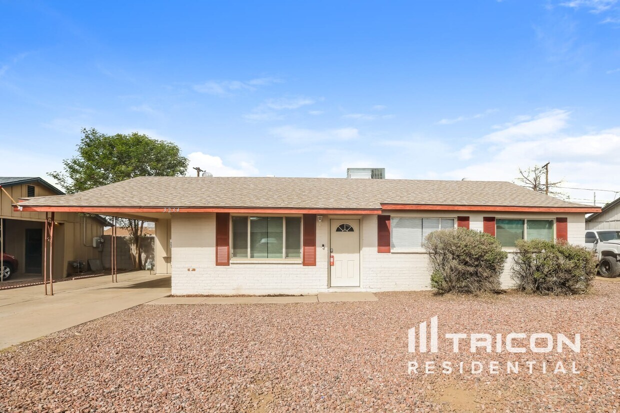 Foto principal - 3234 W Larkspur Dr