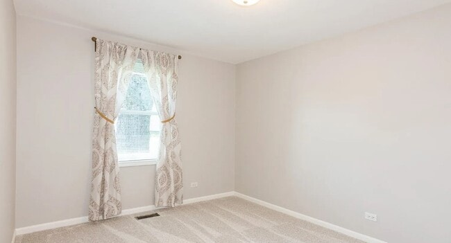Building Photo - 206 W Hartford Dr