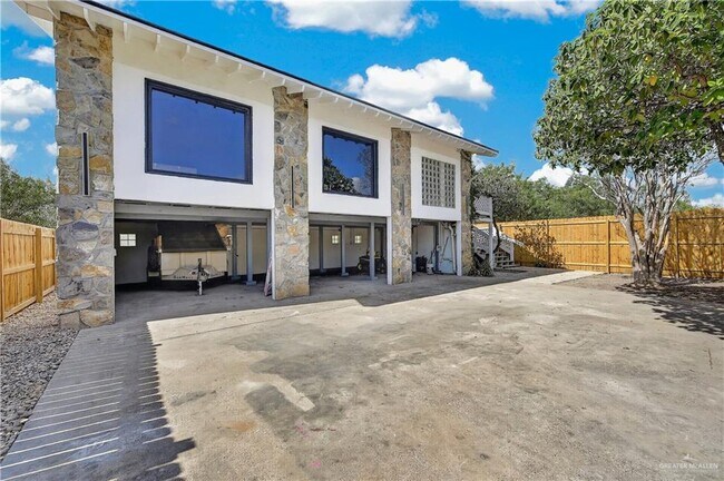 Foto del edificio - 12303 Lakeview Dr