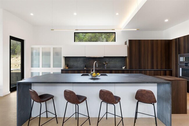 Foto del edificio - 4202 Serene Hills Dr