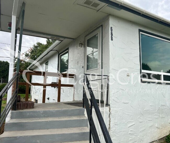 Building Photo - Three Bedroom, Two Bathroom Home with Grea...