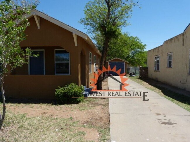 Building Photo - Freshly painted 2 bedrooms 1 bath home.