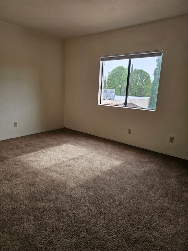 Building Photo - Amazing 2 bedroom with indoor laundry