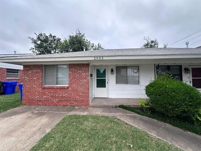 Building Photo - 2037 Delaware Ln