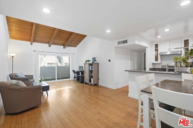 Foto del edificio - 10331 Lindley Ave