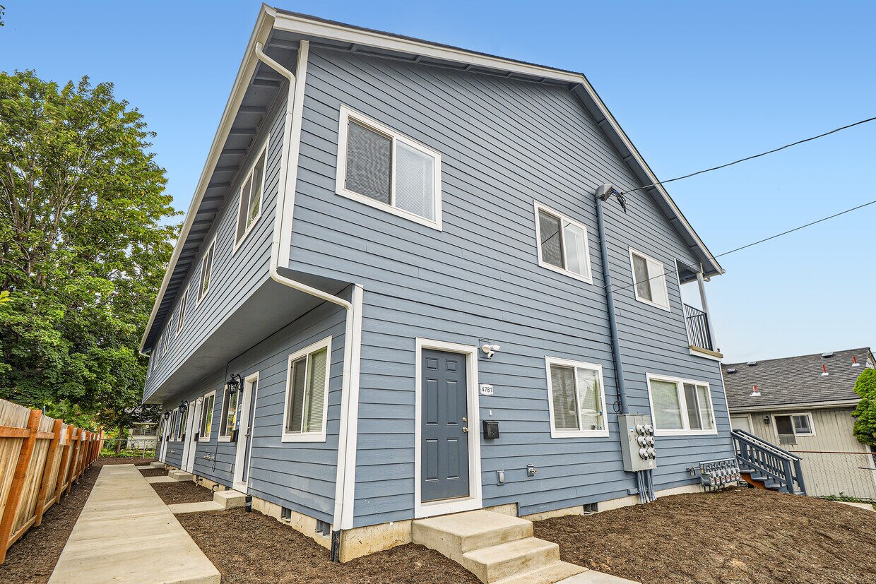 Front Exterior - 4783 NE 108th Ave