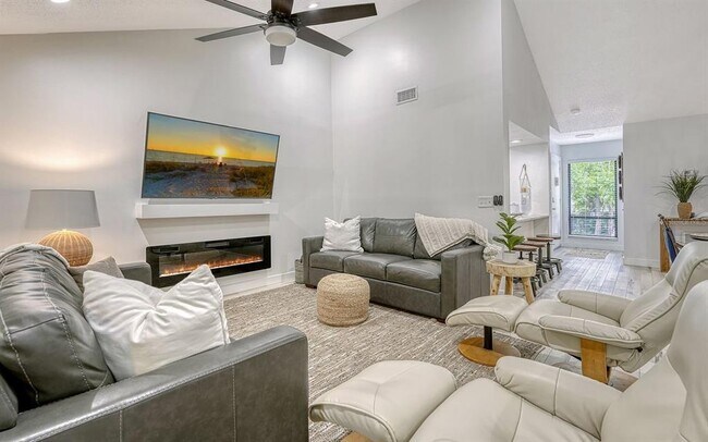 Foto del edificio - 1717 Pelican Cove Rd