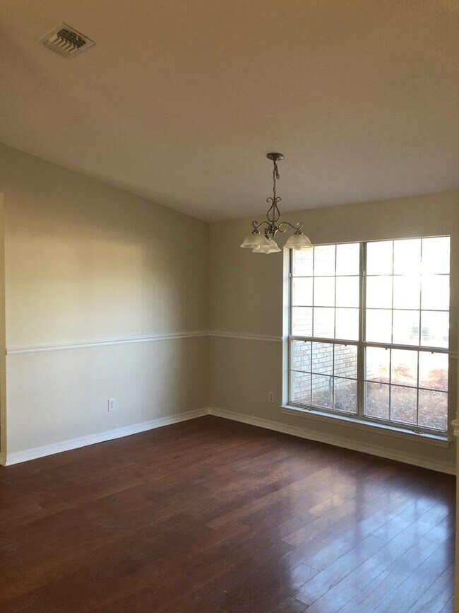 Building Photo - Beautiful Pace Home