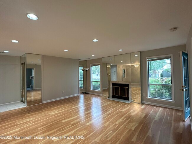 Foto del edificio - 143 Tanglewood Pl