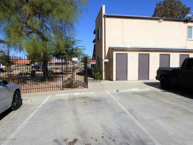 Building Photo - 815 W Ray Rd