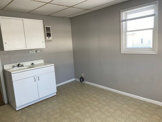 Building Photo - 405 2nd St NE